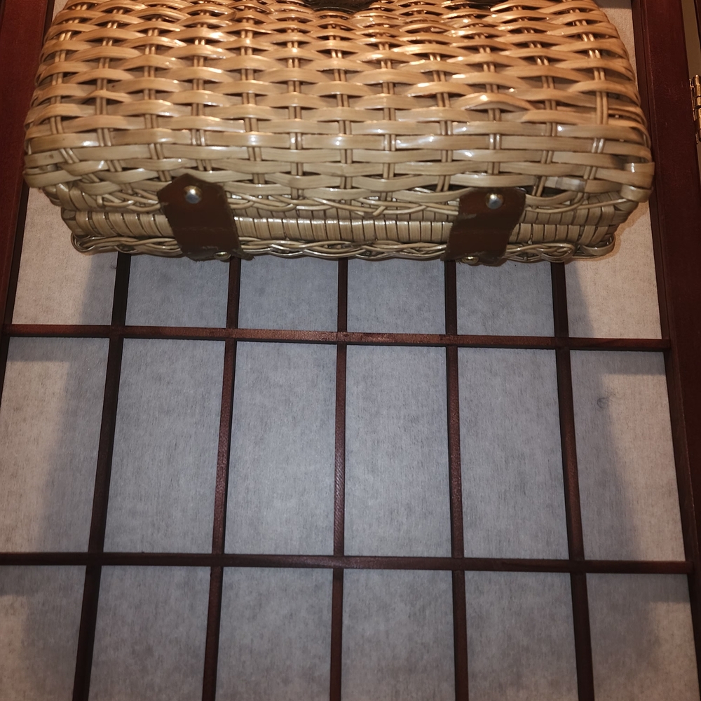 Vintage Elegant Tan Woven Handbag with Brown Accents - Picture 2 of 6
